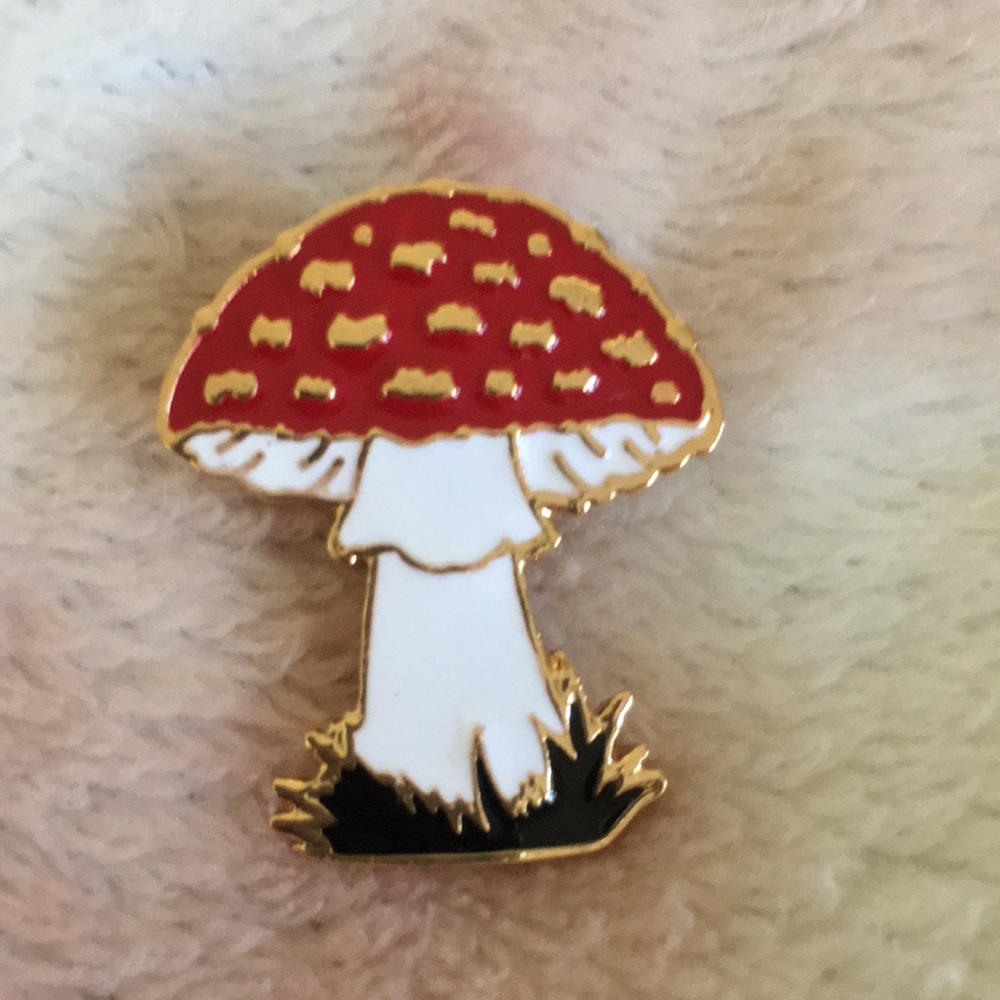 Red  & White Enamel Metal Mushroom Fashion Backpack Jacket  Pin NWT 1.25”x 1”